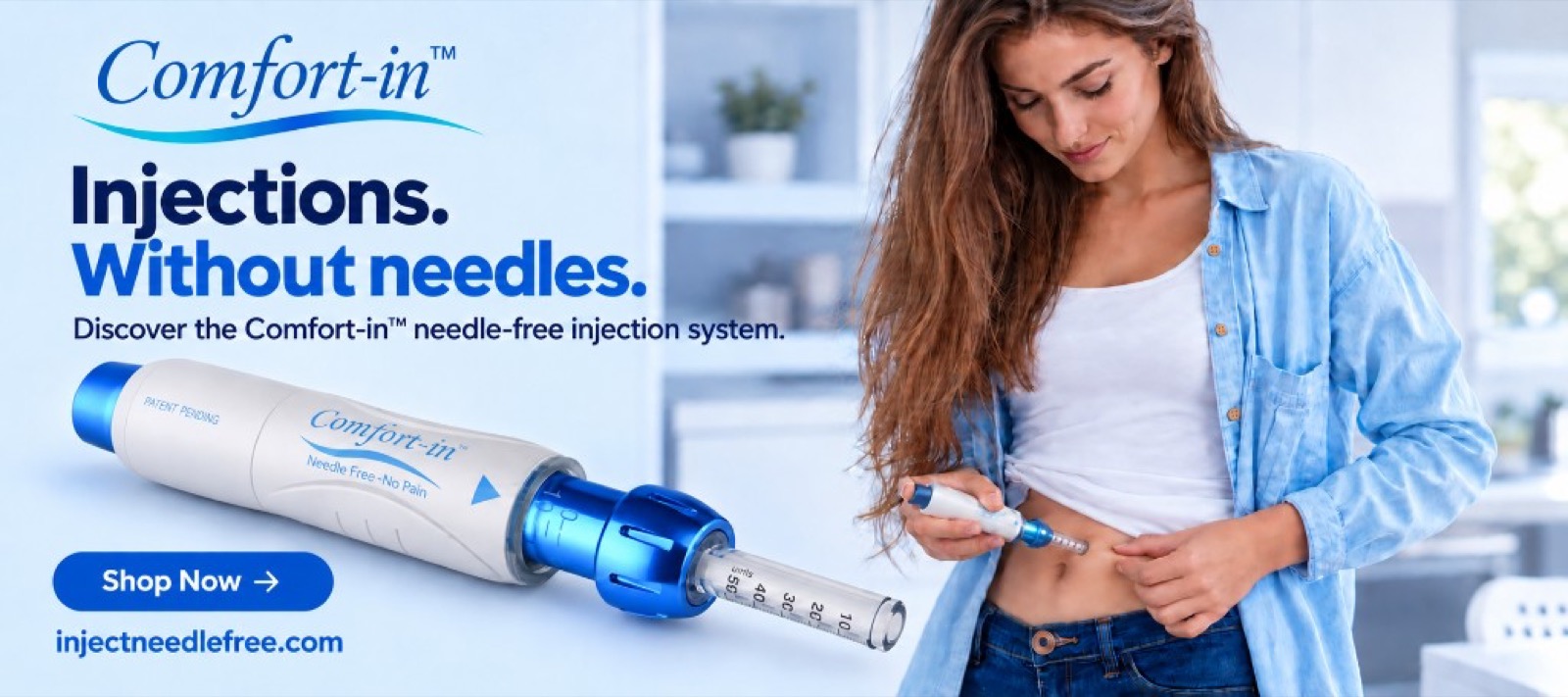 Mujer apoyando el inyector Comfort-in en el abdomen, sin aguja