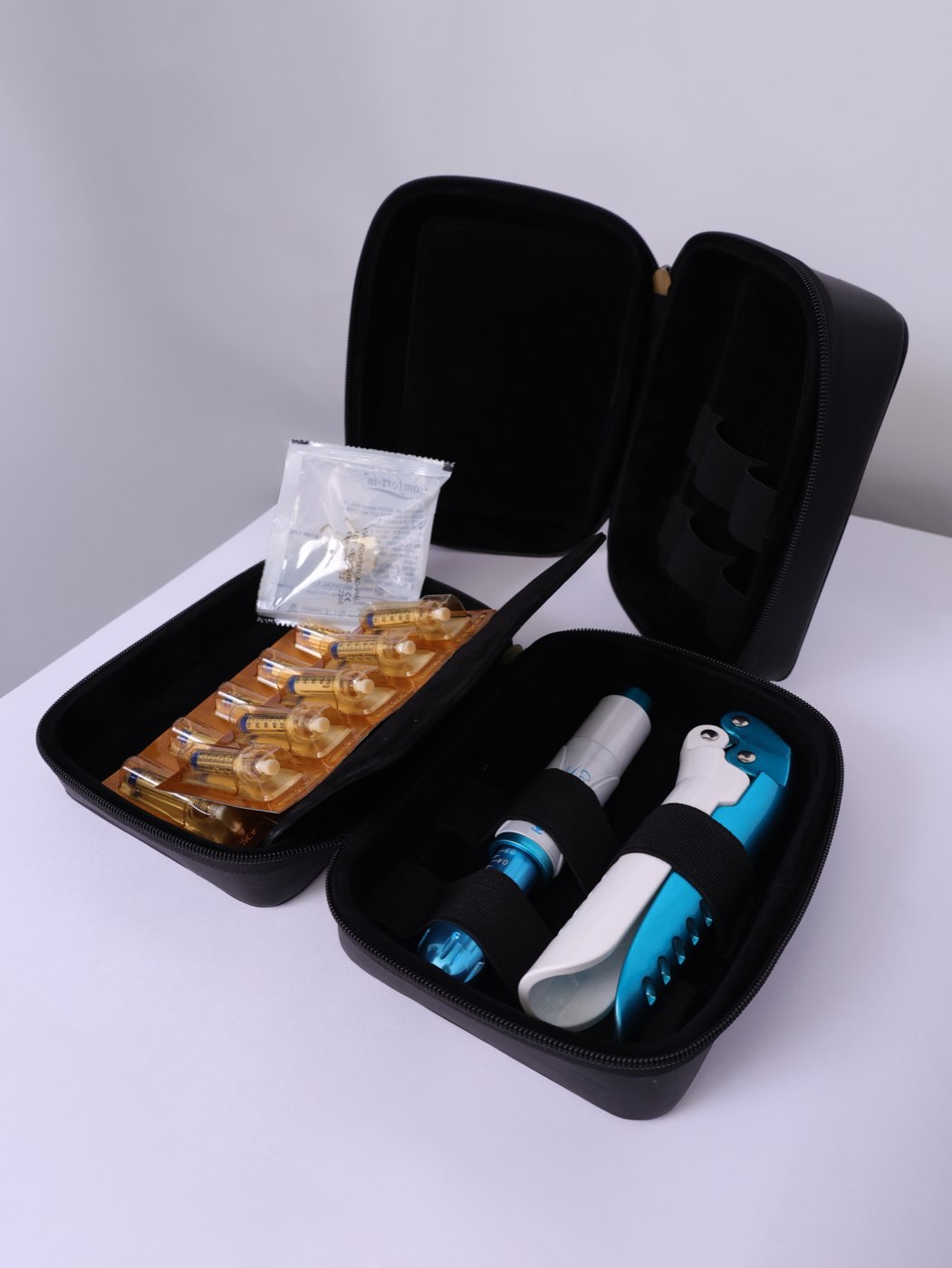 Estuche abierto del kit Comfort-in con el inyector, la palanca y las boquillas